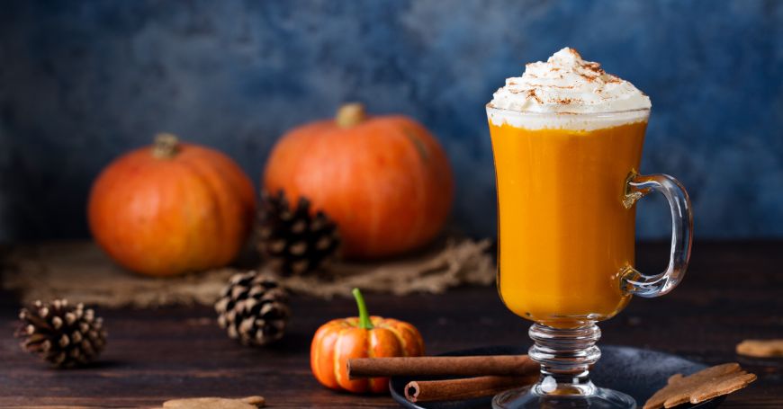 tazza di pumpkin spice latte con zucca sullo sfondo